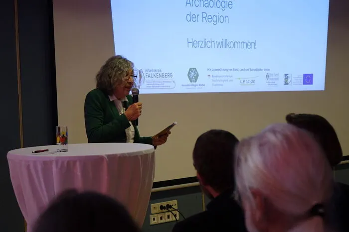 Der Festakt fand in der alten Wirtschaftskammer statt. Einleitende Worte sprach Grete Gruber vom Arbeitskreis Falkenberg.