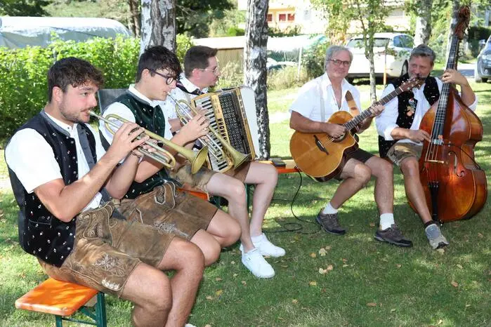 Musikalisch sorgten eine Abordnung der Trachtenkapelle Bodensdorf unter ihrem Obmann Ewald Unterweger (5. v. Links) für Stimmung.
