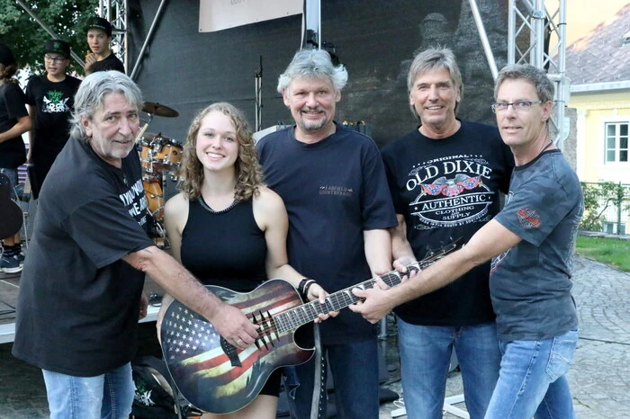 ... im Rahmen des „Althofener Altstadtsommers“ die Countryband „The Farfields“ (Rudi Kurmann, Martina Löschenkohl, Walter Wolte, Norbert Kofler, Ingo Puck, von links) für ein Konzert zu gewinnen. 