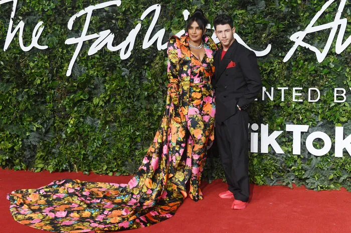 Priyanka Chopra und ihr Ehemann Nick Jonas, mit dem sie seit Ende 2018 verheiratet ist, haben Anfang 2022 ihre erstes gemeinsames Kind auf der Welt begrüßt. Tochter Malti kam mithilfe einer Leihmutter zur Welt, Chopra ließ ihre Eizellen am Beginn ihrer 30er einfrieren.