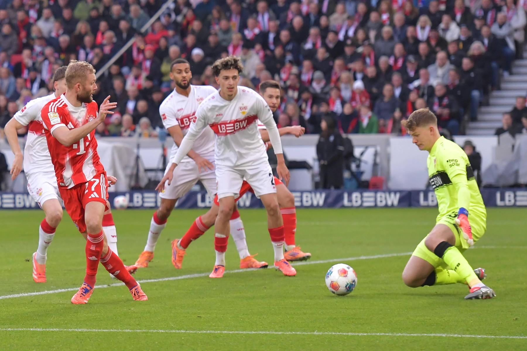 Deutsche Bundesliga: Konrad Laimer trifft für die Bayern mit der Ferse