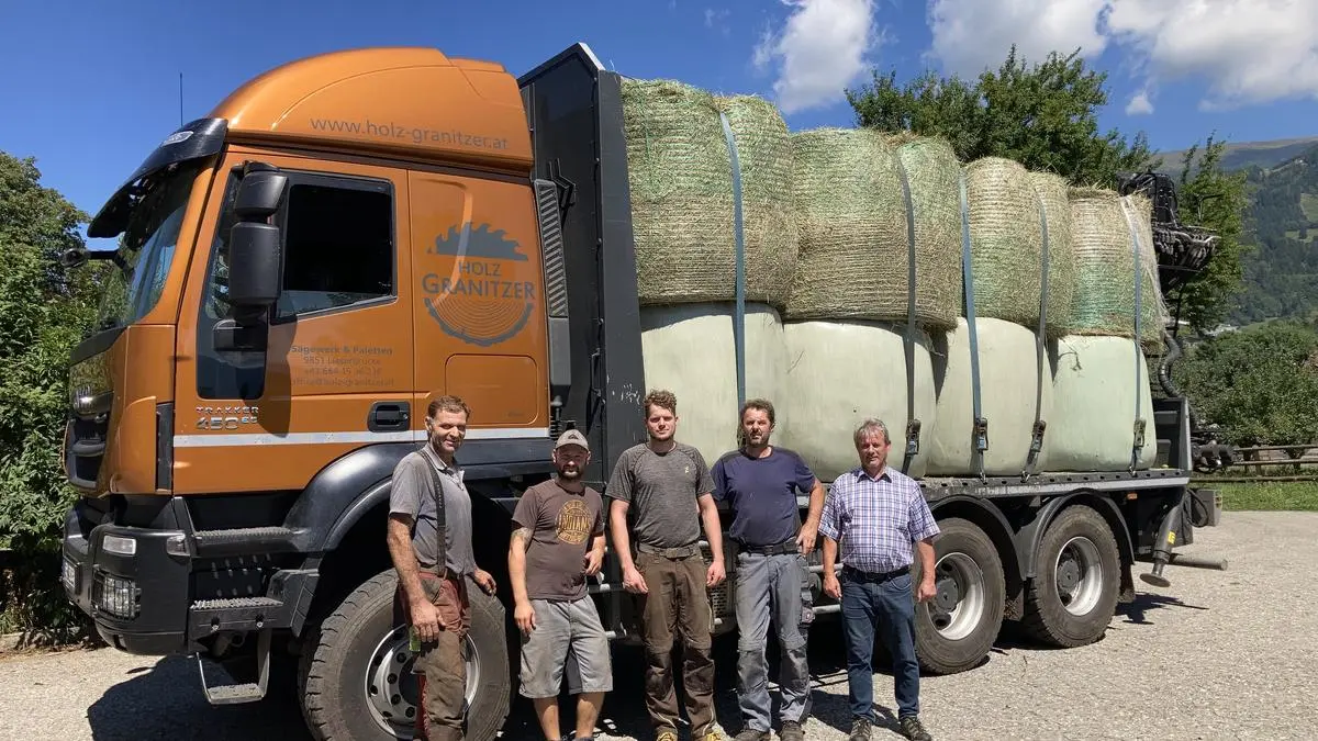 Heu- statt Holztransport: das freut nicht nur die Initiatoren Franz Koch und Horst Zwischenberger (rechts)