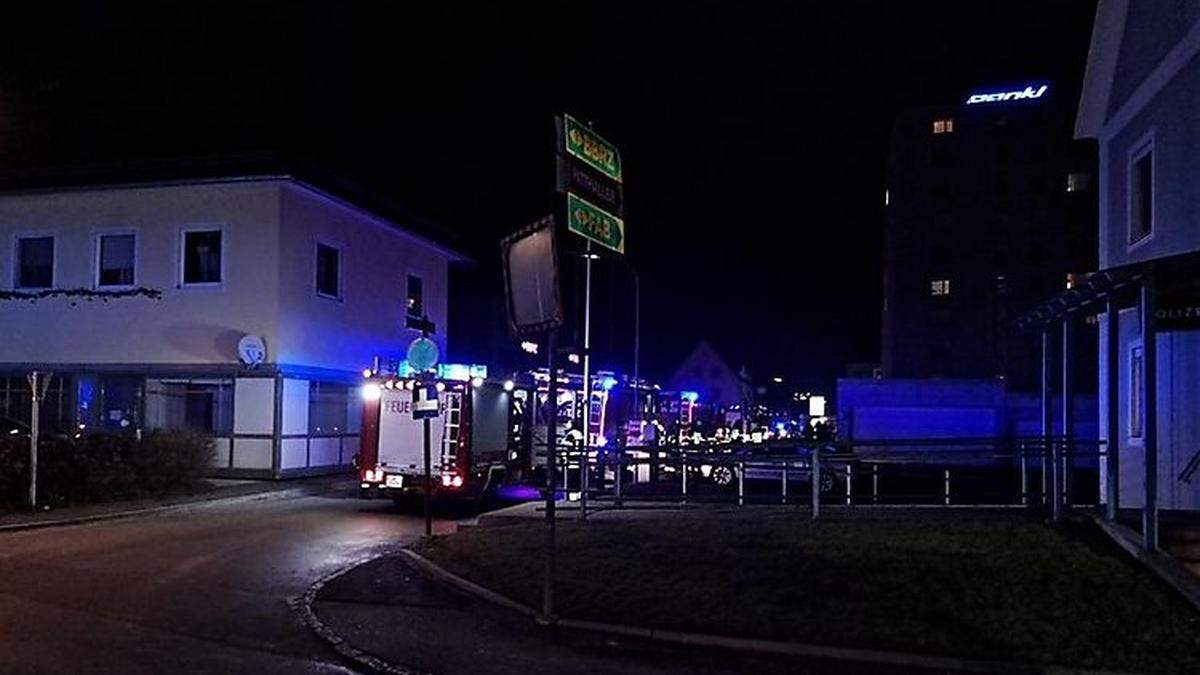 Im Einsatz standen drei Feuerwehren mit neun Fahrzeugen, das Rotes Kreuz und die Polizei