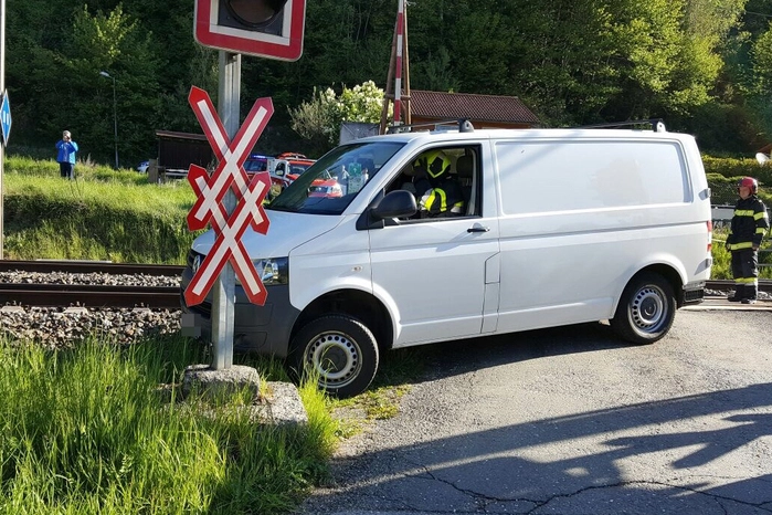 Der Albtraum eines jeden Autofahrers: Zwischen geschlossenen Bahnschranken steckte in Judenburg der Fahrer eines Kleinbusses fest. Zum Glück ging alles gut aus.