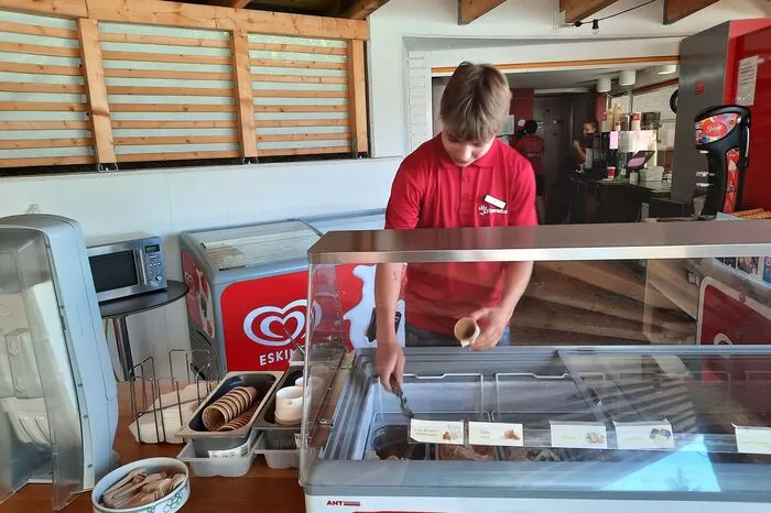 Seine liebste Aufgabe ist Eis servieren
