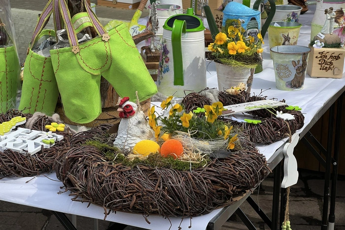 an echter Handwerkskunst mit Osterschmuck...