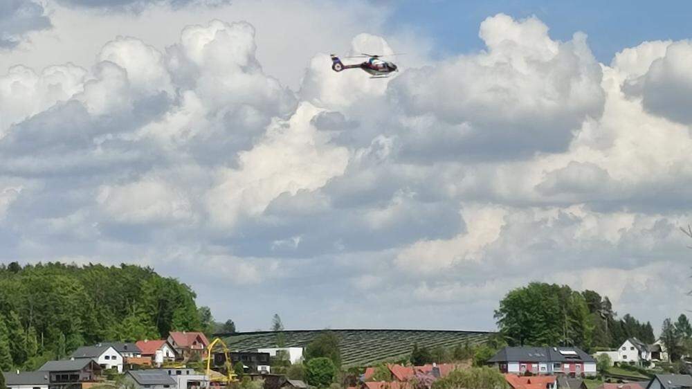 Ein Polizei-Hubschrauber unterstützte die Personensuche aus der Luft