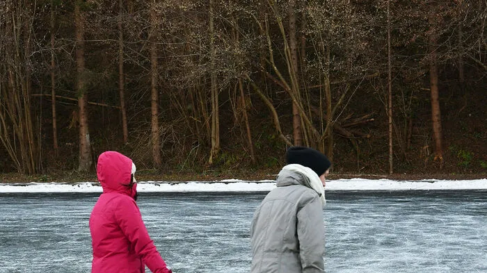 Wenn die Temperaturen lange genug unter null gelegen sind, eröffnen sich in und um Graz einige Möglichkleiten zum Eislaufen. So auch gestern in Mariatrost - mit Aussicht auf die wunderschöne Basilika.