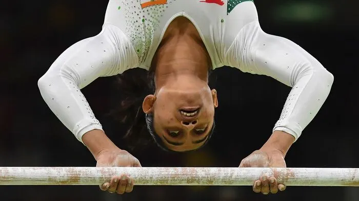 Angst kennt Dipa Karmakar nicht. "Ich glaube, dass Übung den Meister macht und dass Dinge dann nicht mehr schwierig sind", sagt die 22-Jährige. Als erste indische Turnerin überhaupt hat Karmarkar es zu Olympia geschafft und schon den "Produnova"-Sprung gezeigt, der als extrem schwierige Übung gilt, die bisher erst fünf Frauen in einem Wettbewerb gezeigt haben. "Ich hoffe, dass dieser Sprung in Indien noch berühmter wird als ich", sagt die Turnerin.
