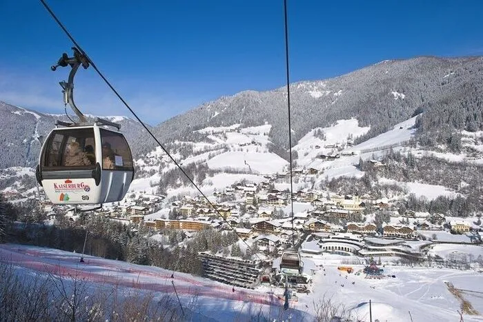 Hoch hinaus. Warum nicht einmal mit den Bergbahnen Bad Kleinkirchheim ins Neue Jahr starten? Am 31. Dezember geht es um 19, 22, und 24 Uhr mit der Kaiserburgbahn I auf den Berg hinauf – ein ganz besonderes Wintererlebnis erwartet Sie hoch oben. Die letzte Talfahrt ist um 1 Uhr. Bitte im Voraus die Fahrt reservieren. Preis: Für Erwachsene 28 Euro, für Kinder bis 14 Jahre: 18,50 Euro.badkleinkirchheim.com