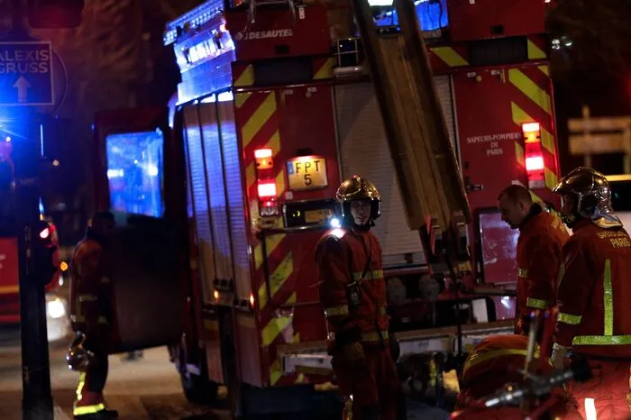 Das Feuer war aus zunächst unbekannter Ursache in dem Haus im 16. Pariser Bezirk ausgebrochen. Das Gebäude sowie Häuser in der Nachbarschaft der Rue Erlanger im Westen der Stadt wurden evakuiert.