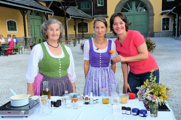 Die beiden Kräuterexpertinnen Inge und Bernadette Kionka mit Moderatorin Eva Pölzl.