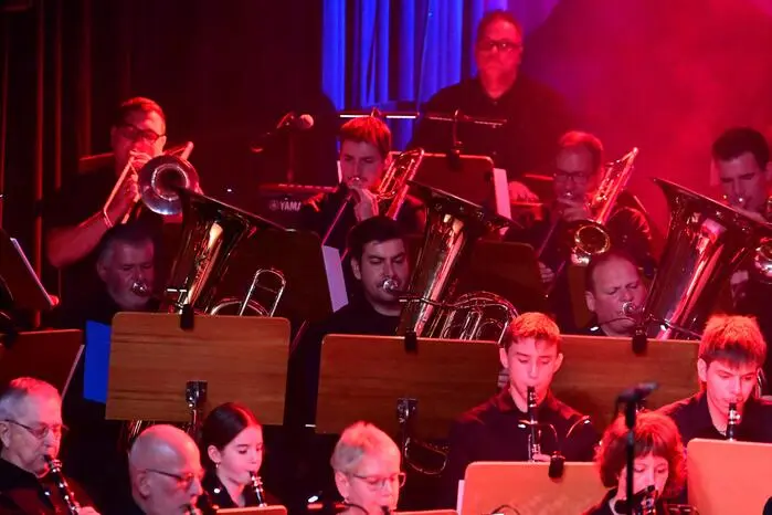 Verstärkt durch Keyboard, E-Bass und E-Gitarre wagte sich die Kapelle in neue Klangwelten und interpretierte Highlights aus der Pop- und Rockmusik, wie etwa „We are the Champions“ oder „Hey Jude“. 