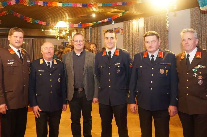 von links: Ewald Leitner (Kdt. FF Obdach), Bezirkskommandant Wolfgang Weißhaupt, Dechant Martin Edlinger, Franz Berger (Kdt. FF Schiefling), Johann Rampitsch (Kdt. Stellv. FF Schielfing), Franz Hutter (Kdt. FF Gussendorf)