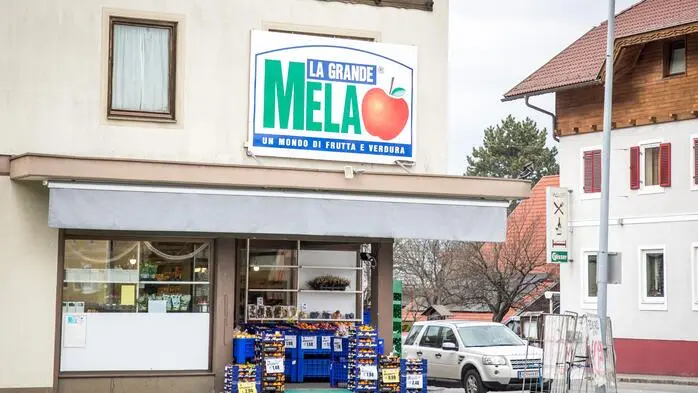 Ein Lebensmittelgeschäft von außen 