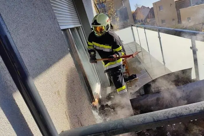 Der Brand hatte beim Eintreffen der Feuerwehr bereits auf die Fassade übergegriffen.