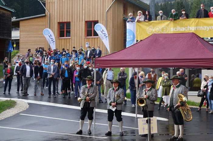 Die Eisenerzer Stadtmusik begleitete die maskierte Eröffnungsfeier
