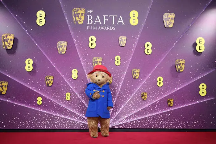 Paddington Bär gehörte zu den Lieblingen des Abends und überraschte die Gäste mit seinem Auftritt. Im Laufe des Abends gewann er viele prominente Fans, darunter Rei Ami von 
KPop Demon Hunters. Diese zeigte sich begeistert: „Können wir Paddington treffen? Wo ist Paddington? Ich will ein TikTok mit Paddington machen.“
