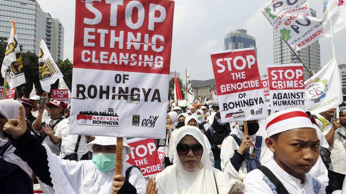 Menschen wehren sich gegen die ethnischen Säuberungen der muslimischen Rohingya