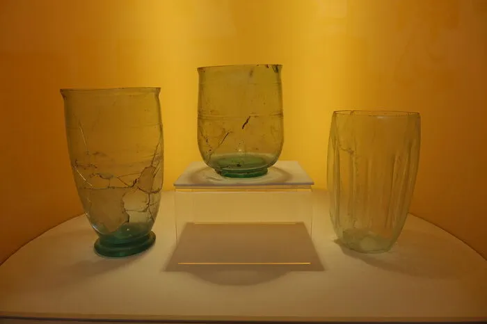 Ganz besonders sind auch diese römischen Gläser aus dem 1. und Jahrhundert nach Christus.