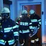 Die Einsatzkräfte mussten mit Atemschutz in das Haus, um die stark verkohlte Leiche zu bergen