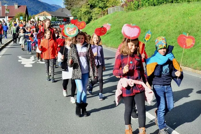 Am Umzug machten die Kinder mit selbst gebastelten Äpfeln mit