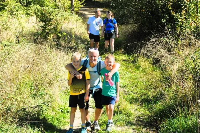  Rund 1100 Menschen aus vielen Teilen der Steiermark starteten in unterschiedlichen Formationen und Gruppen bei der Kulmlandhalle und legten die rund zwölf Kilometer lange Wandertour zurück.