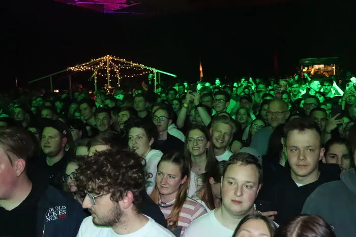 Ab Mitternacht sammelte sich das Publikum vor der Bühne, um seinen Star hautnah zu erleben.