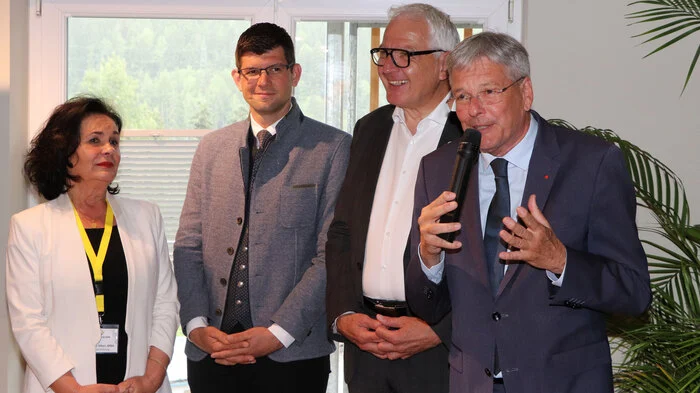 Grußworte gab es von Landeshauptmann Peter Kaiser, Landeshauptmann-Stvr. Martin Gruber, Landesrätin Sara Schaar, Bürgermeister Michael Maier, Obmann Nockregion-Oberkärnten - Bgm. KR Matthias Krenn, Vorsitzender des Aufsichtsrates der MBN - Jakob Forstnig, Hausherr Christoph Staber, GF Millstätter See - Bad Kleinkirchheim - Nockberge Tourismusmanagement GmbH - Stefan Brandlehner und Leader- und Regionalmanagerin Nockregion-Oberkärnten - Christine Sitter. 