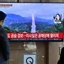 TOPSHOT - People watch a television screen showing a news broadcast with file footage of a North Korean missile test, at a railway station in Seoul on November 2, 2022. - South Korea on November 2 told residents on the island of Ulleungdo off its east coast to evacuate to bunkers after North Korea fired three short range ballistic missiles. (Photo by JUNG YEON-JE / AFP)