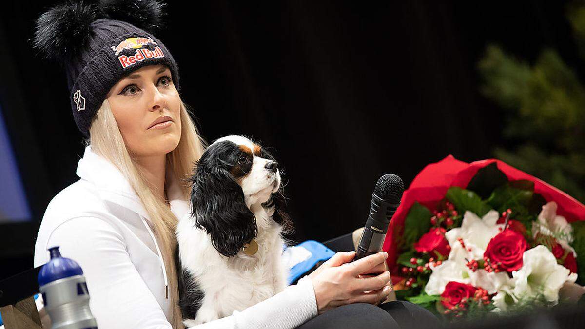 Gemeinsam mit Hündin Lucy stellte sich Lindsey Vonn in Cortina den Fragen der Journalisten