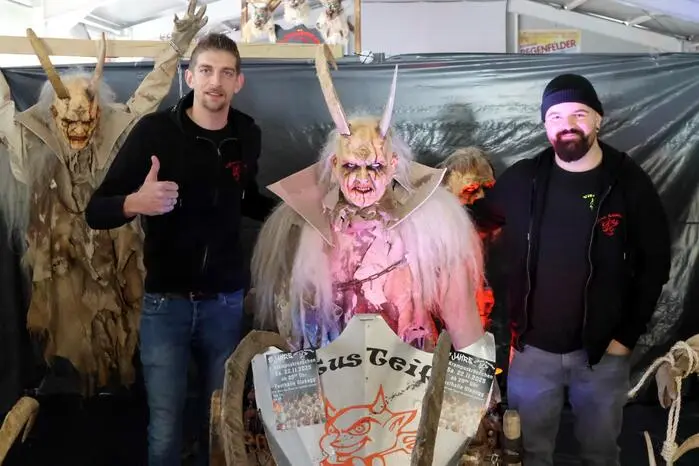 „18 Aussteller aus ganz Österreich waren am Samstag und Sonntag mit über 100 Masken vertreten“, sagten Obmann Stefan Pirker und sein Stellvertreter Patrick Britz unisono (von links). 