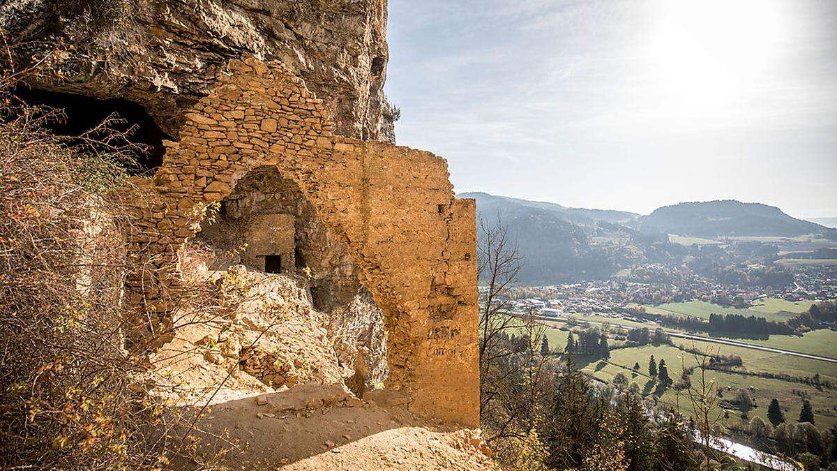 Aussicht mit Geschichte: die Ruinen der einzigen österreichischen Höhlenburg