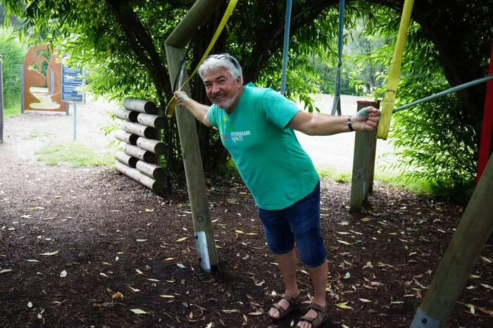 Beim Dehnen im Weidenpavillon.