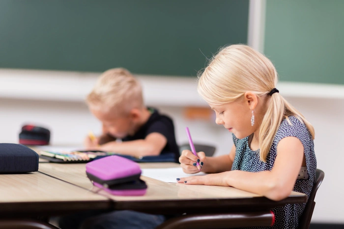 In der Klasse haben Kinder Möbel, die an ihre Größe angepasst sind. Zuhause kann man mit höhenverstellbaren Tischen und Sesseln arbeiten.