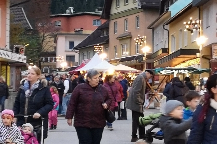 Entlang der Hauptstraße sorgten Marktaussteller für weihnachtliches Ambiente.