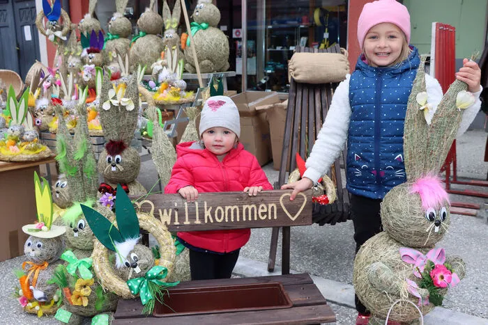 Freuen sich schon auf den Osterhasen am Foto von Links: Clara Traun ( 18 Monate) und ihre Schwester Paula Traun (5 Jahre) aus Bleiburg. Sie waren mit ihren Eltern Peter Traun (Installateur) und Bettina Traun am Schinkenfest.