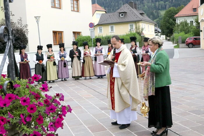 Beim Erntedank gesehen wurden unter anderen Pfarrgemeinderatsobmann Ernst Schiava, Verleger Peter Ploder, Mediziner Christoph Schuh, Mesnerin Barbara Salzer sowie Burghofspiele Friesach-Obmann Helmut Wachernig. 