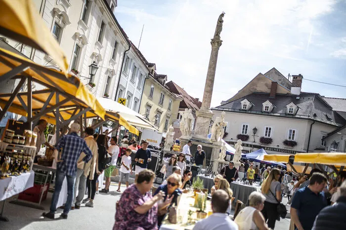 Der "KuKuMa" (Kulinarik-Kultur-Markt) am Hohen Platz findet in Wolfsberg regelmäßig an jedem Samstagvormittag von 9 bis 13 Uhr statt. Schmankerl und Kunsthandwerk werden angeboten