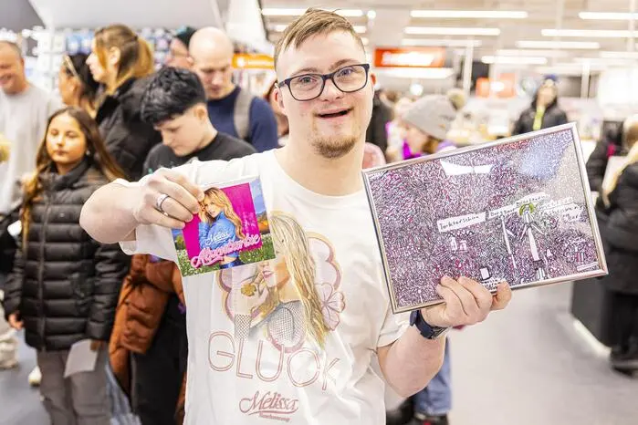 Autogrammstunde Melissa Naschenweng Mediamarkt Villach Jänner 2025