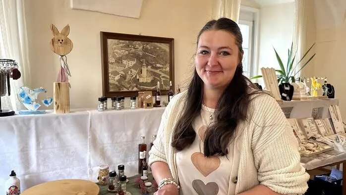 Kunsthandwerker und kleine Gewerbetreibende aus der Region boten letzten Sonntag nach der Heiligen Messe ihre österlichen Dekorationen wie Osterhasen, Filzprodukte, Keramik, Handwerkskunst oder Schmuck im Pfarrhof zum Verkauf an.