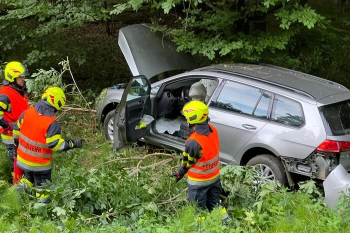 Die Freiwillige Feuerwehr Pischelsdorf konnte das Fahrzeug mittels Seilwinde bergen, das Rote Kreuz versorgte den Lenker.