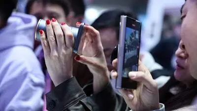 Tecno zeigte in Barcelona ein superdünnes Handy mit Möglichkeit, Kameramodule anzupinnen 