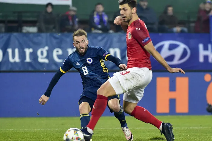 Aleksandar Dragovic: 4 Nach einigen schwächeren Teamauftritten zeigte sich der Abwehrspieler von seiner stärkeren Seite. Gab Dzeko selten Gelegenheit, sich in Szene zu setzen. Spielte sauber aus der Abwehr heraus.