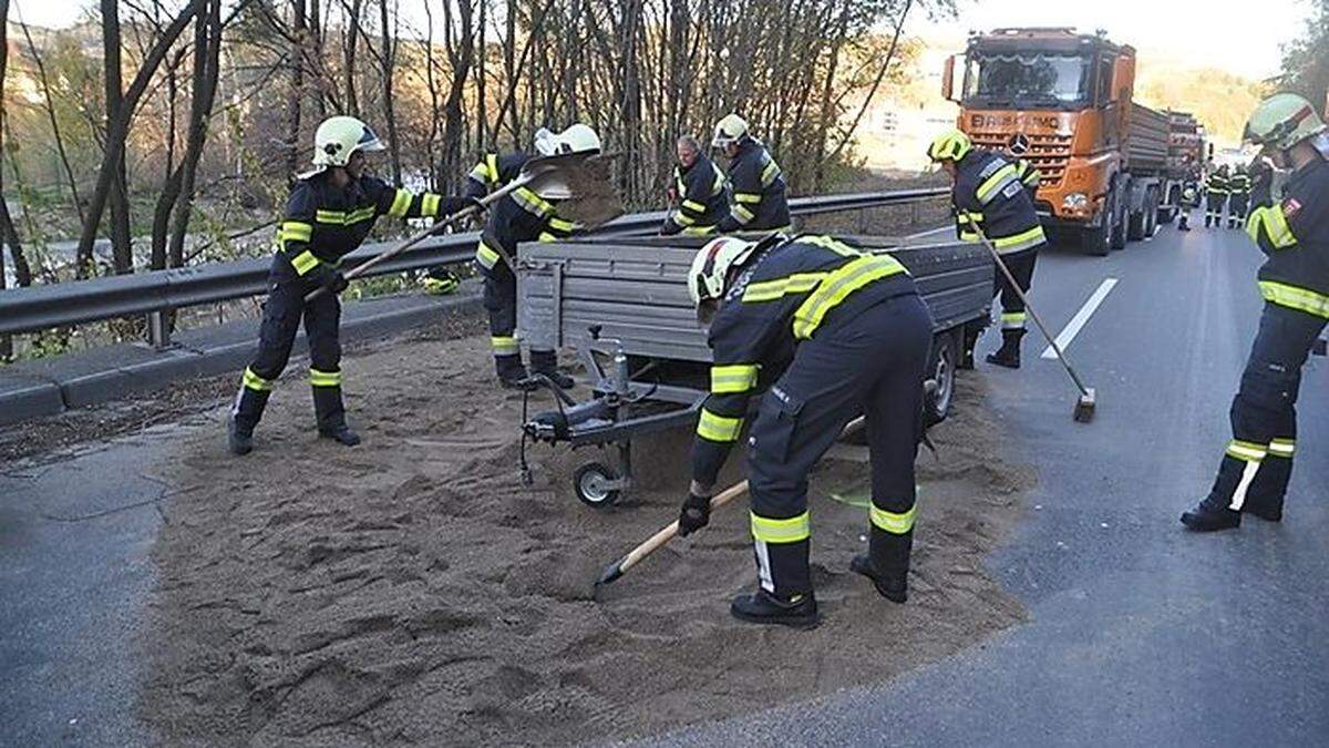 Die Einsatzkräfte der Feuerwehren Voitsberg, Krems und Rosental schaufelten Sand