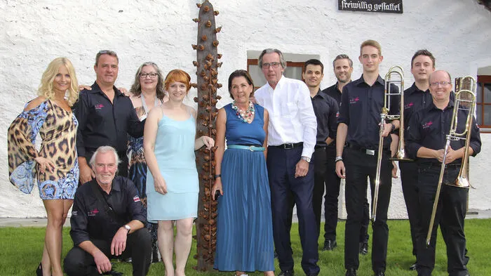 Der Amthof in Gmünd, eines der ältesten Gebäude der Stadt, öffnete seine Pforten für ein Konzert der besonderen Art. Die Big Band Gmünd lud zu einem Abend zu Ehren des unvergesslichen Udo Jürgens. Am Foto: Sigrun Schrettlinger-Rindlisbacher, Johann Bernthaler, Wolfgang Türk, Gabriele Kari, Monika Peitler, die Hausherren Gertrud Rotter-Sorgo und Georg Rotter, Stefan Mikosch, Helmut Lagger, Alexander Graimann, Michael Bernthaler und Gregor Müller