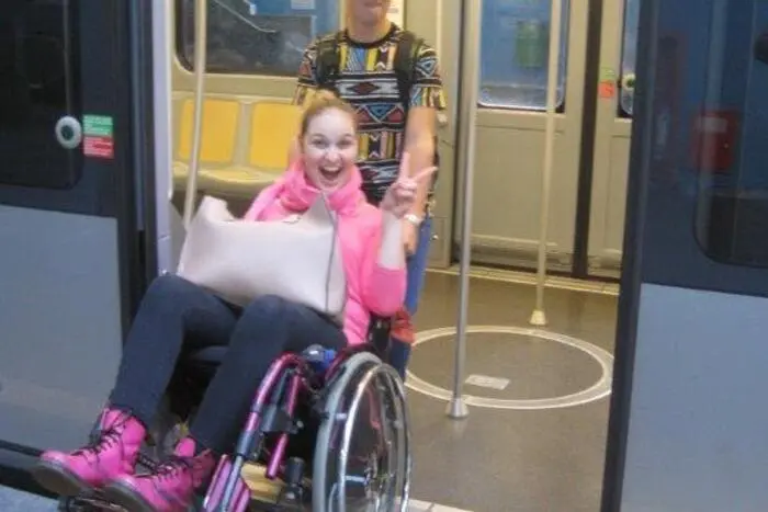 Das Geschwisterpaar de Roja auf Reisen