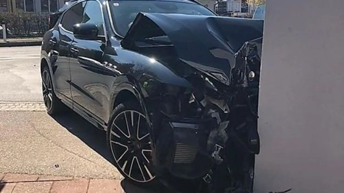 Das Auto wurde schwer beschädigt 