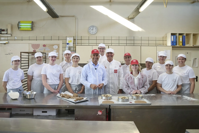 Wirtschaftsminister Wolfgang Hattmannsdorfer (ÖVP) und Wissenschaftsministerin Eva-Maria Holzleitner (SPÖ) bei einem Besuch in der Linzer Konditorei Jindrak