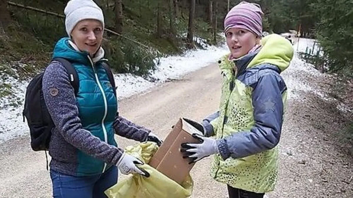 Die Dorfgemeinschaft Pölling machte sich auf den Weg und trotzte sogar dem Schneefall